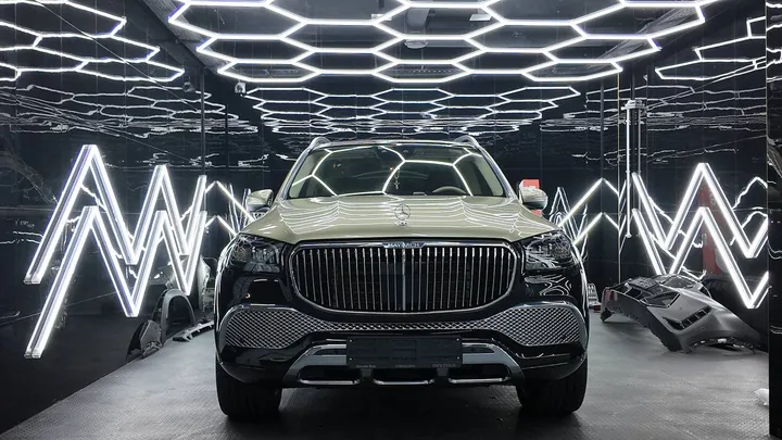 Mercedes-Maybach в детейлинг-боксе АвтоБаня.рф с гексагональной подсветкой