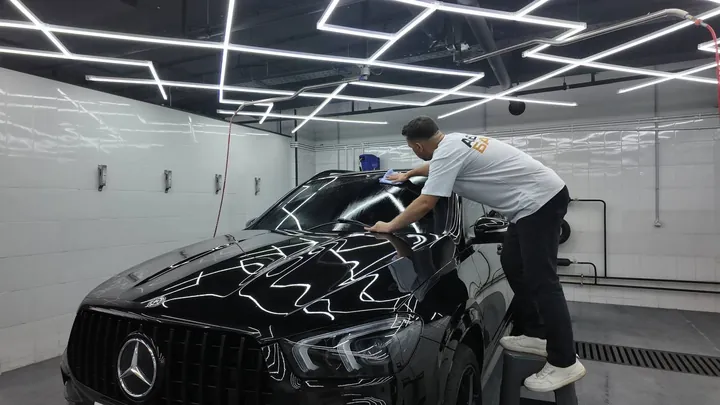 Нанесение жидкого стекла на кузов автомобиля в боксе