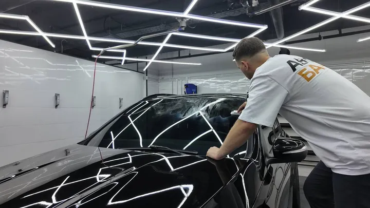 Нанесение керамического покрытия на капот чёрного Mercedes