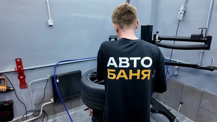 Мастер АвтоБаня.рф на шиномонтажном станке