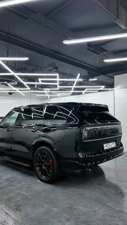 Автомобиль с тонированными стёклами задней полусферы